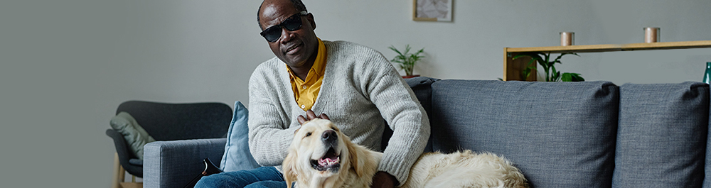 Homme malvoyant avec son chien.